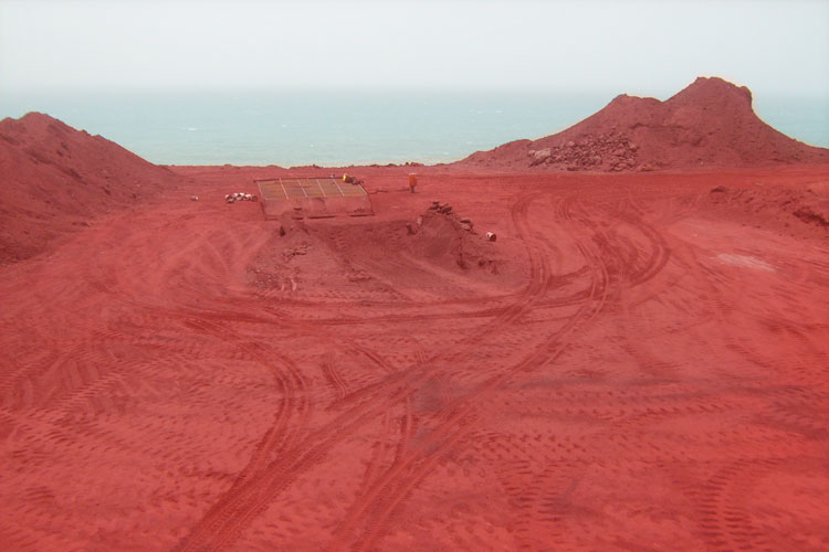 جزیره هرمز+هرمزگان +دهانه تنگه هرمز +تاریخچه+دیدنی های هرمز+قلعه پرتغالی‌ها+روستای هرمز+خاک رنگی+