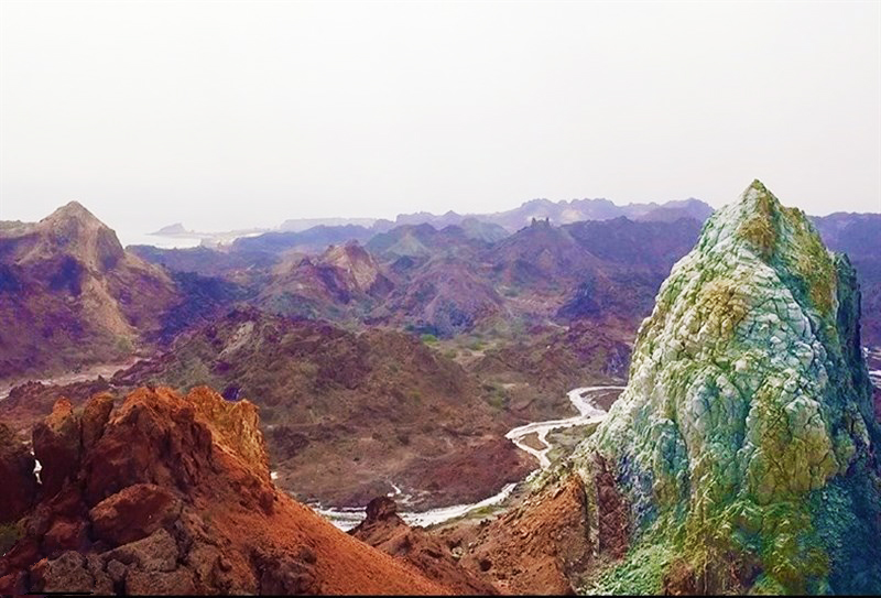 جزیره هرمز+هرمزگان +دهانه تنگه هرمز +تاریخچه+دیدنی های هرمز+قلعه پرتغالی‌ها+روستای هرمز+خاک رنگی+