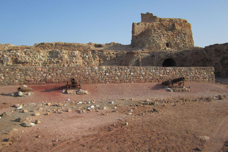 جزیره هرمز+هرمزگان +دهانه تنگه هرمز +تاریخچه+دیدنی های هرمز+قلعه پرتغالی‌ها+روستای هرمز+خاک رنگی+