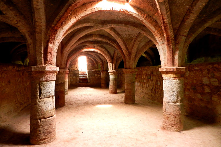 جزیره هرمز+هرمزگان +دهانه تنگه هرمز +تاریخچه+دیدنی های هرمز+قلعه پرتغالی‌ها+روستای هرمز+خاک رنگی+