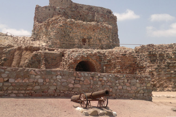 جزیره هرمز+هرمزگان +دهانه تنگه هرمز +تاریخچه+دیدنی های هرمز+قلعه پرتغالی‌ها+روستای هرمز+خاک رنگی+