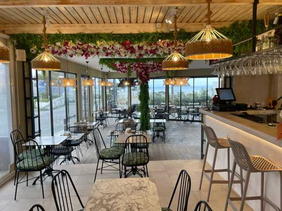 خدمات کافه در همدان؛ نگاهی تخصصی به استانداردهای کافی‌شاپ‌های شهر